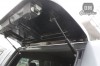 Volkswagen AMAROK pick-up s hardtopem - nástavbou MK III. s odklopnými boky. Tento model hardtopu je určen profesionálům, umožňuje totiž okamžitý přístup do hardtopu ze tří stran. Zde je detail odklopeného levého boku s možností rychlého otevírání pouze jednou klikou. Rychlé otevření zajistí i pneumatické písty na bocích i zadních dveřích hardtopu. amarok, pickup, pick-up, hardtopy, nástavby, pikapy