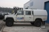 Land Rover Defender 130CC s nástavbou OM Canopies model Worker. Pohled zboku na toto impozantní vozidlo.  
