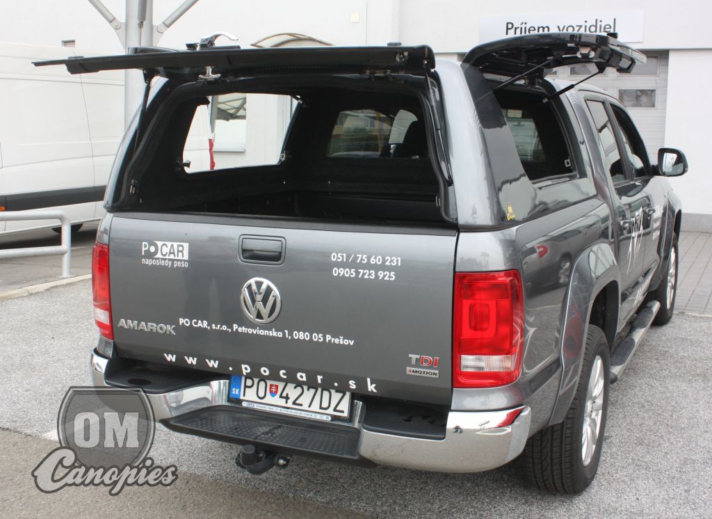 Volkswagen AMAROK pick-up s hardtopem - nástavbou MK III. s odklopnými boky. Tento model hardtopu je určen profesionálům, umožňuje totiž okamžitý přístup do hardtopu ze tří stran. U Amaroka odklopeny boky hardtopu i zadní okno - dveře hardtopu.