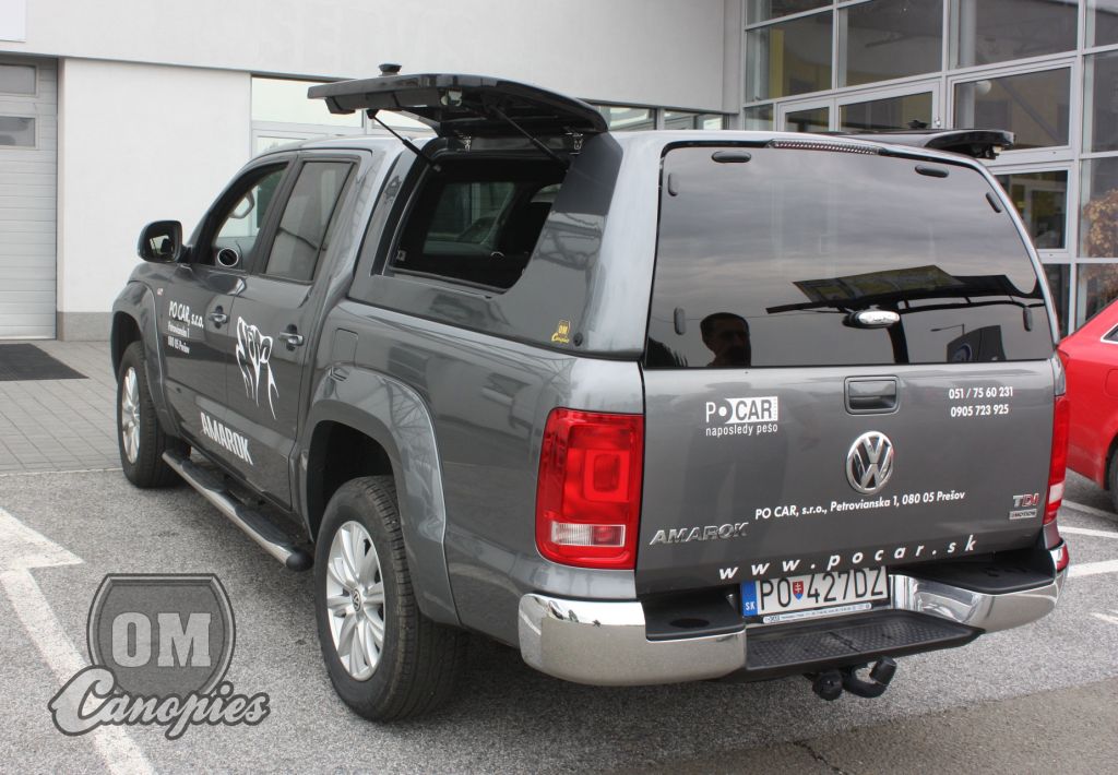 Volkswagen AMAROK pick-up s hardtopem - nástavbou MK III. s odklopnými boky. Tento model hardtopu je určen profesionálům, protože umožňuje okamžitý přístup do hardtopu ze tří stran. U Amaroka odklopeny boky hardtopu, zadní okno - dveře hardtopu jsou zavřené. Výrobcem hardtopů je OM Canopies.