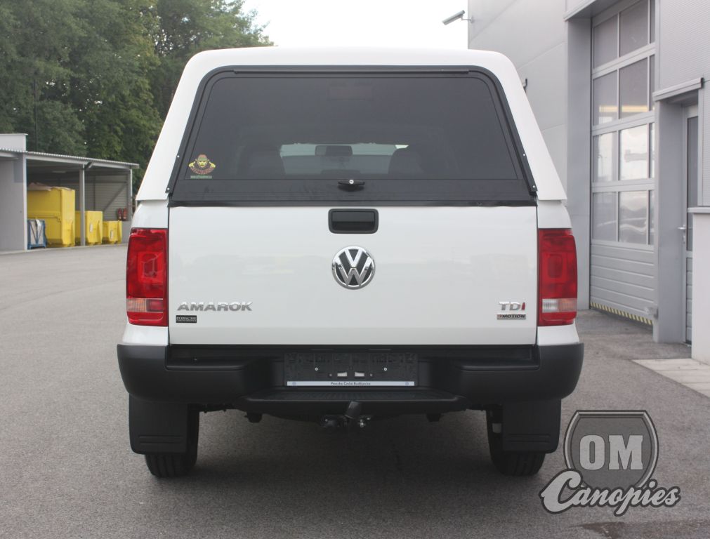 VW AMAROK pickup s pracovním  hardtopem - nástavbou FLEET od OM Canopies - pohled na zadní okno - dveře hardtopu - v hliníkovém rámu