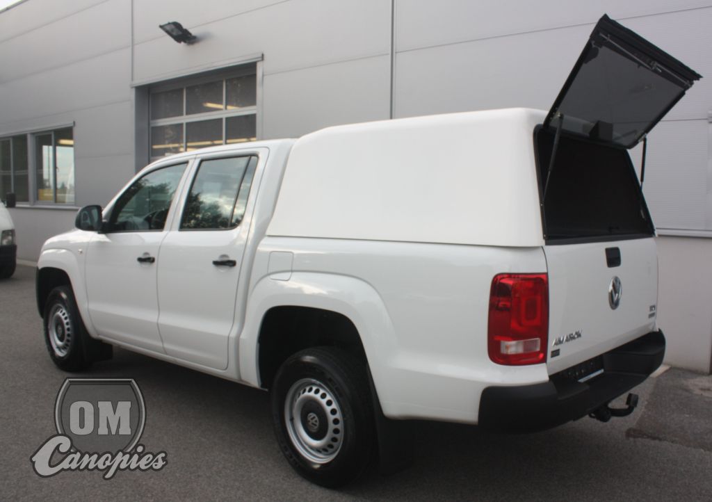 VW AMAROK pickup s pracovním  hardtopem - nástavbou FLEET od OM Canopies - vysoký zdvih zadního okna nebrání nakládání