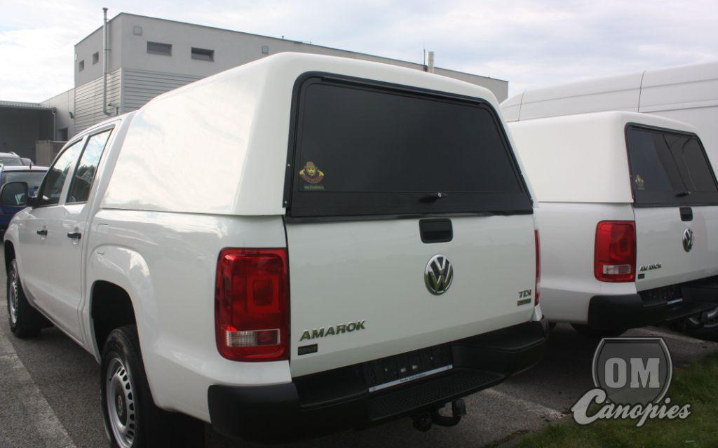 VW AMAROKY pickupy s pracovními  hardtopy - nástavbami FLEET od OM Canopies - zadní prostorná okna - dveře hardtopů - jsou v hliníkových rámech