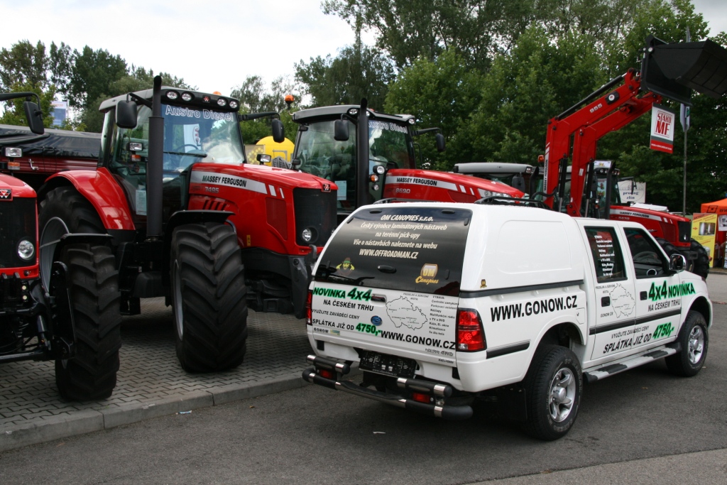 Hardtop od OM CANOPIES na off-road pickupu GONOW 200 vystavovaný na Zemi živitelce 2010 v Českých budějovicích