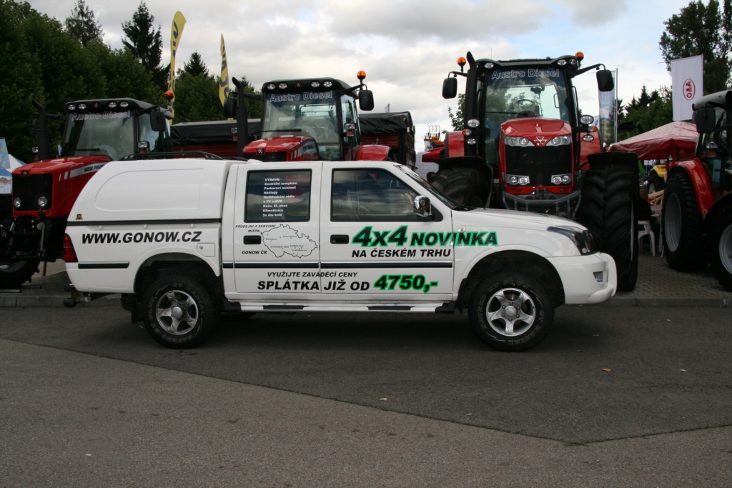 Hardtop od OM CANOPIES na off-road pickupu GONOW 200 vystavovaný na Zemi živitelce 2010 v Českých budějovicích