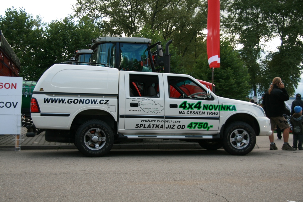 Hardtop od OM CANOPIES na off-road pickupu GONOW 200 vystavovaný na Zemi živitelce 2010 v Českých budějovicích