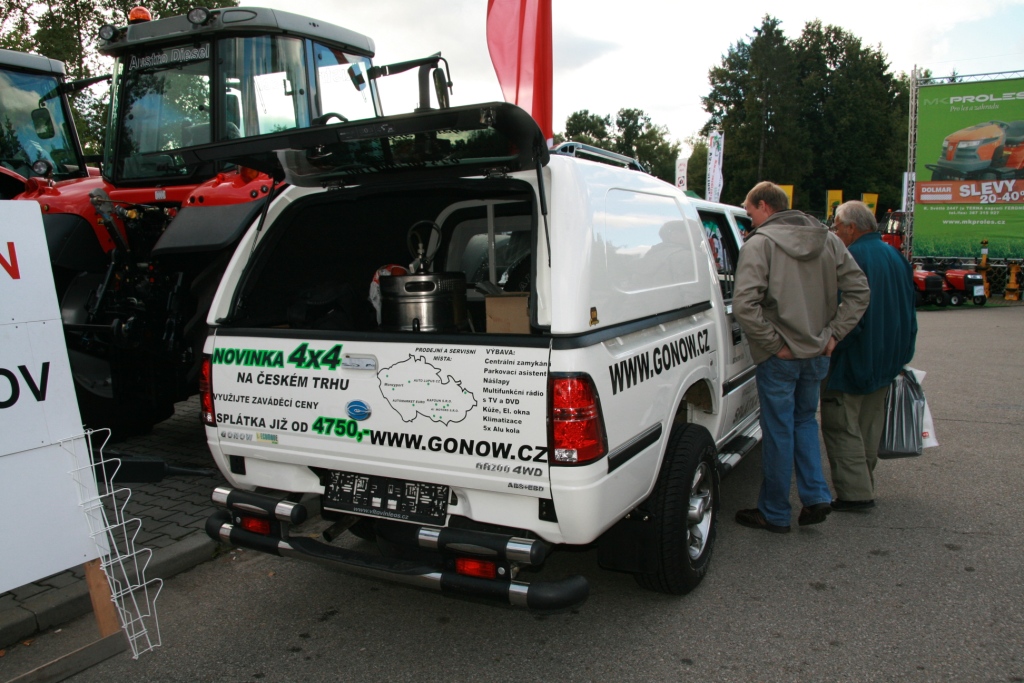 Hardtop od OM CANOPIES na off-road pickupu GONOW 200 vystavovaný na Zemi živitelce 2010 v Českých budějovicích