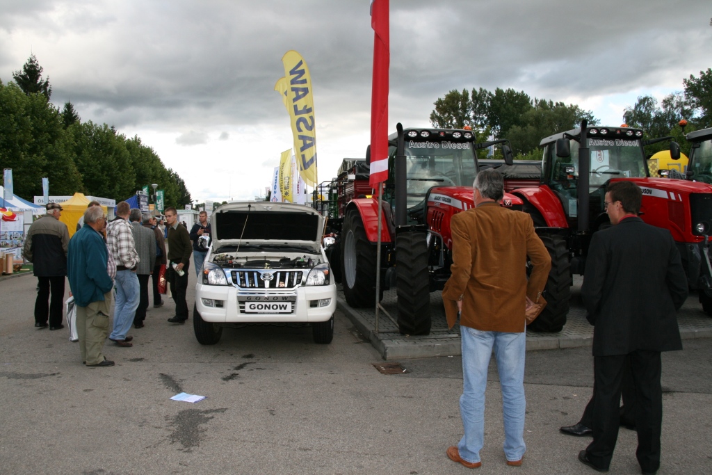 Hardtop od OM CANOPIES na off-road pickupu GONOW 200 vystavovaný na Zemi živitelce 2010 v Českých budějovicích