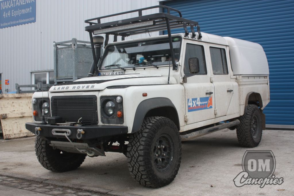 Land Rover Defender 130CC s nástavbou OM Canopies model Worker. 