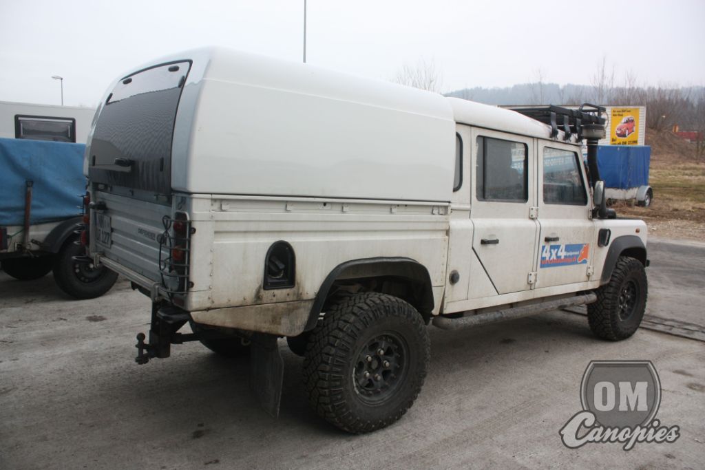 Land Rover Defender 130CC s nástavbou OM Canopies model Worker. Defender je jeden opravdu z mála čistokrevných offroadů. Všechno se řadí manuálně-žádné čudlíky a mačkátka, nesmysly, které většinou nefungují. Fuj..