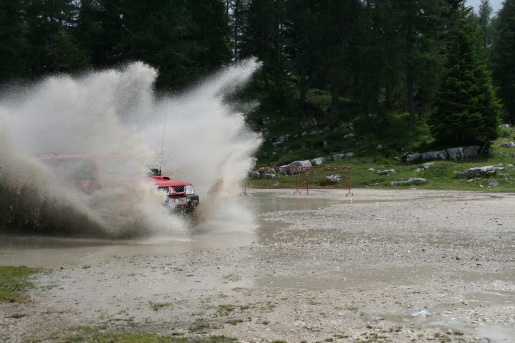  Alpský terén prověřuje vodotěsnost hardtopu na Mitsubishi L 200