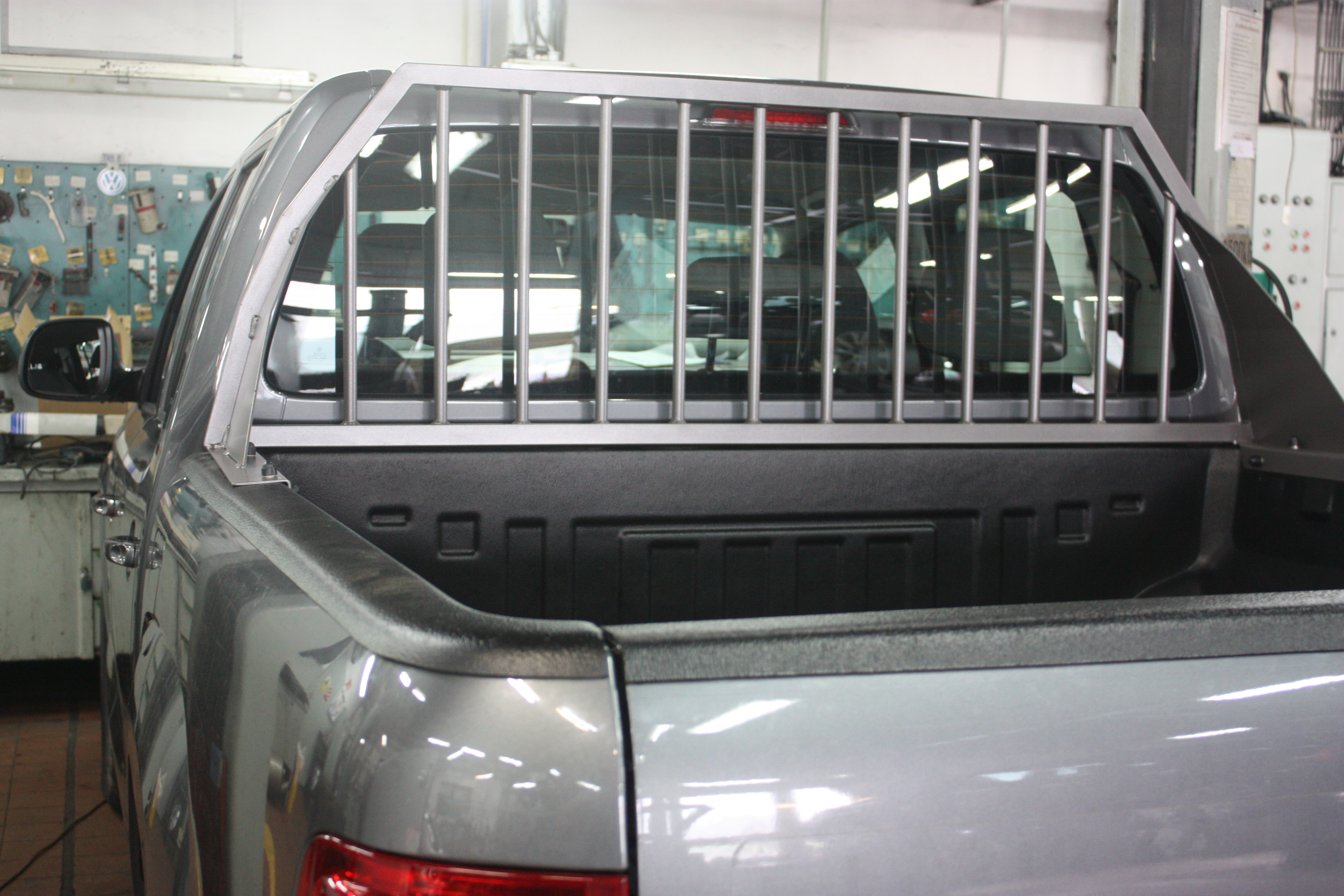 Ochranný rám za kabinou vozu VW Amarok a plastová vana s lemy. Ideální kombinace doplňků pro pracovní využití vašeho vozu. Vozit zrní pro žabanty a táák..