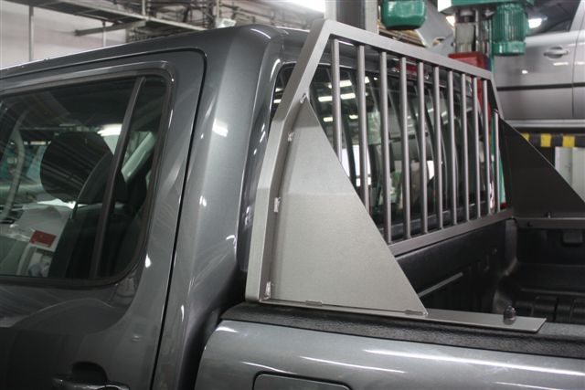 Ochranný rám za kabinou vozu VW Amarok a plastová vana s lemy. Ideální kombinace doplňků pro pracovní využití vašeho vozu. 