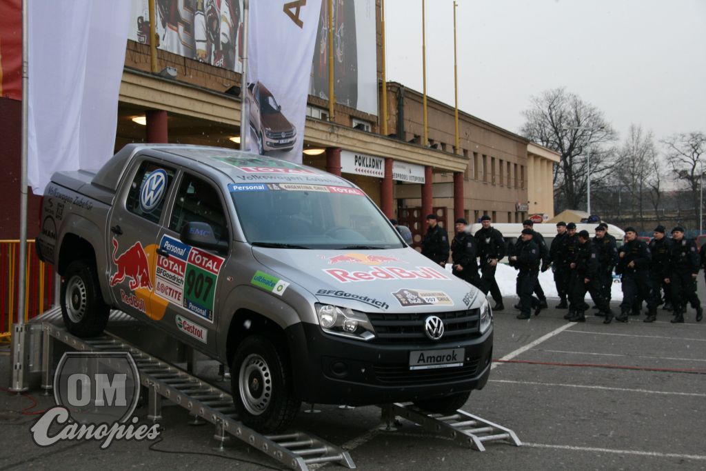 VW Amarok s Full Boxem patřící IVG s.r.o. a vystavený před Tesla Arenou v Praze.