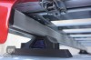 Detail příčníků a přepravního koše s připevněným rýčem na nástavbě model Mk.I pro vůz VW Amarok DC. VW Amarok, přepravní koš