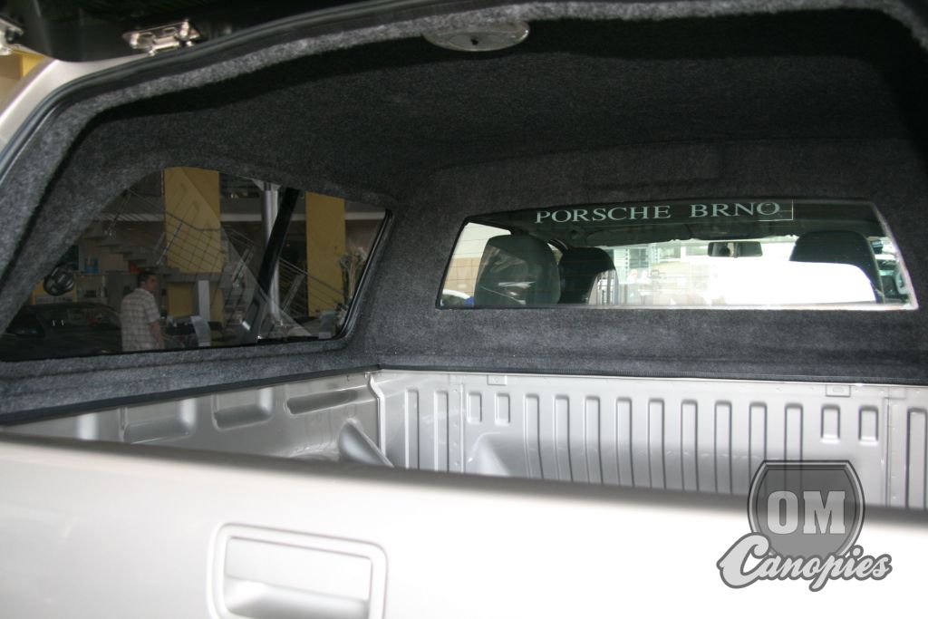 4pohled_do_hardtopu_nastavby_s_posuvnymi_okny_na_pick_upu_amarok_od_vyrobce_omc