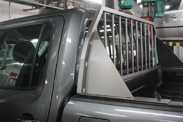 ochranny_ram_za_kabinu_vozu_vw_amarok_1_ Ochranný rám za kabinou vozu VW Amarok a plastová vana s lemy. Ideální kombinace doplňků pro pracovní využití vašeho vozu.