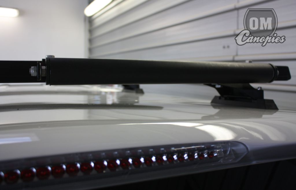 pricniky_na_hardtopu_nastavbe_pro_amarok_pick_up_s_rolnou_od_om_canopies